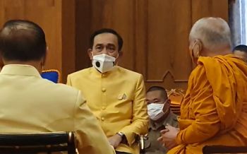 \'นายกฯ-ภรรยา\'พร้อม\'บิ๊กป้อม\'ถวายเครื่องสักการะ สมเด็จพระสังฆราช-สมเด็จพระวันรัต