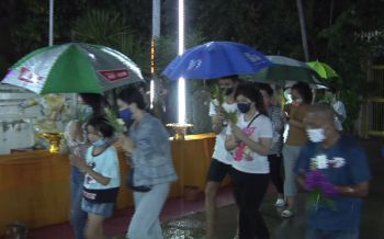 พุทธศาสนิกชนลพบุรี เวียนเทียนวันอาสาฬหบูชา ท่ามกลางสายฝนโปรยปราย