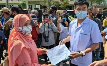 ชาวบ้าน 3 ตำบลฮือประท้วง เรียกร้องให้\'ผอ.โรงพยาบาลจะนะ\'ลาออก
