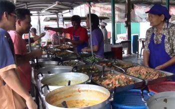 ‘รีบไปอบรมแม่ครัว/พ่อค้าขายอาหารและผู้สัมผัสอาหาร’ :  ดร.อาทร จันทวิมล