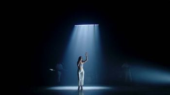 ท่องสู่ห้วงจินตนาการไปกับ ‘วิโอเลต วอเทียร์’  ใน Visual Live Performance