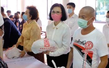 \'ลดาวัลลิ์\'ร่วม\'หม่ำ จ๊กม๊ก-สมาคมศิลปินตลก\' บริจาคถุงยังชีพให้ชาวบางไทร