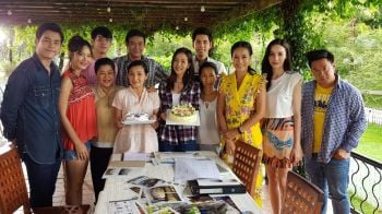 \'กบ-ปภัสรา\'นำทีมนักแสดงและทีมงานเซอร์ไพร้สวันเกิด\'เอ๋-วชิรา\'และ\'ชิงชิง-คริษฐา\'กลางกองถ่าย
