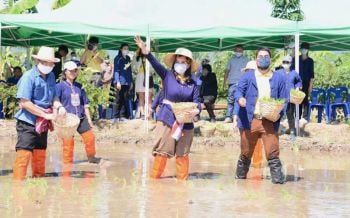 \'รมช.มนัญญา\'ลุยแปลงโคกหนองนาโมเดล หนุนอุทัยธานีเมืองตัวอย่างเกษตรปลอดภัย