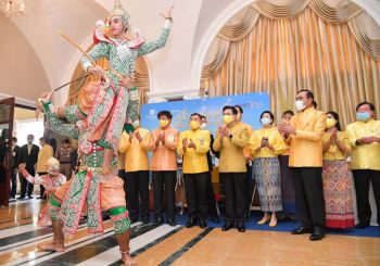 ‘ศิลปาชีพทอใจ วิถีใหม่ใต้ร่มพระบารมี’