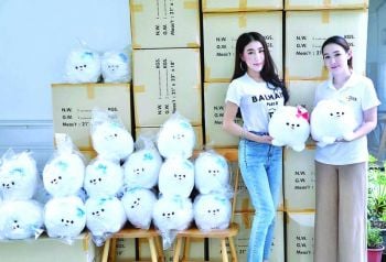‘เอิร์น-จิรวรรณ’มอบตุ๊กตาให้มูลนิธิ The Voice  หารายได้ดูแลน้องหมา-แมวหลายร้อยชีวิต