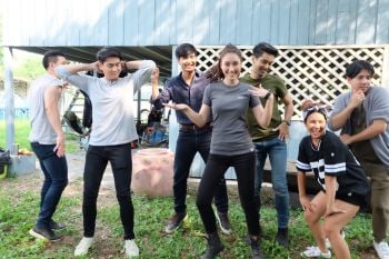 \'อ๊อฟ-ฮาน่า\'นำทีมนักแสดง \'ทางเสือผ่าน\' ออกลีลาเต้นคัฟเวอร์เพลง \'เมาคีล่าสัตว์\'