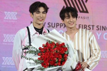 \'กลัฟ\'หอบดอกไม้เซอร์ไพรส์\'มิว\'งานเปิดตัวซิงเกิลแรก!!!