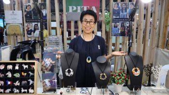 ณภัทร โชติพฤกษ์ชูกุล ครูช่างศิลปหัตถกรรม  ประยุกต์งานเซรามิก เป็นเครื่องประดับร่วมสมัย