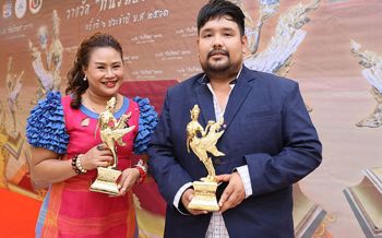 \'จุ๋ม ปอยเด้ง-คุณธนะกิจ\'รับรางวัล\'กินนรีทอง\'