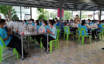 \'ในหลวง-พระราชินี\'พระราชทานเลี้ยงอาหารกลางวัน-สิ่งของแก่บุคคลไร้ที่พึ่ง