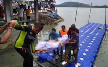 ระทึก! คลื่นซัดเรือประมงนำเที่ยว7ชีวิต ดับ1ราย คนขับจมสูญหาย