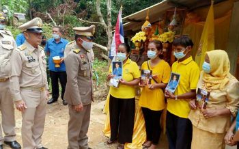 \'ในหลวง-พระราชินี\'พระราชทานถุงพระราชทาน แก่ผู้ประสบอุทกภัยจ.นครศรีธรรมราช