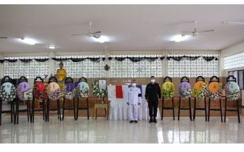 ร.10พระราชทานพวงมาลาหลวง วางหน้าหีบศพจนท.เสียชีวิตเหตุระเบิดนราธิวาส