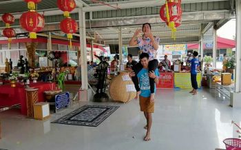 เฮลั่นวัด!! อุ้มเมียแห่รอบ\'อาตี๋สำเภาทอง\' แก้บนหลังถูกรางวัลใหญ่