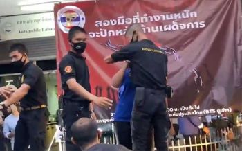 ผิดคิว! ที่แท้ชายชุดดำขึ้นเวทีม็อบแรงงาน เป็นการ์ดผู้ชุมนุมจ้างมาเอง