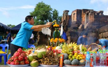 ชาวโนนดินแดง บวงสรวง\'ปราสาทหนองหงส์\'อายุกว่าพันปี ดีใจจะได้ทับหลังคืน