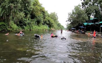 สุขกายสบายใจ! นทท.แห่ลงเล่นน้ำ‘เขื่อนลำปาว’ช่วงวันหยุด