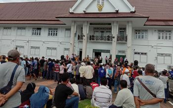 ชาวประมงกว่า 500 คนบุกศาลากลาง ทวงถามเหตุจนท.มาเลเซียทำร้าย