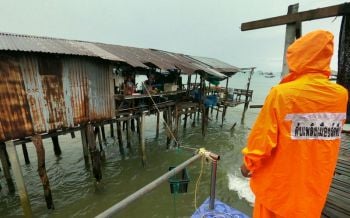 \'พายุโนอึล\'ทำน้ำทะเลหนุนคลื่นลมแรง ซัดบ้านชายทะเลสัตหีบพังเสียหาย