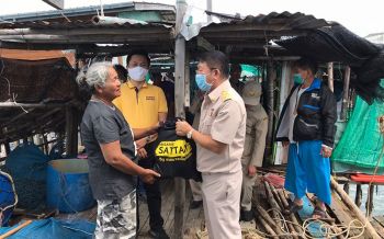 ฤทธิ์พายุโนอึลซัดบ้านชายทะเลพัง นายกเมืองสัตหีบรุดช่วยเหลือ