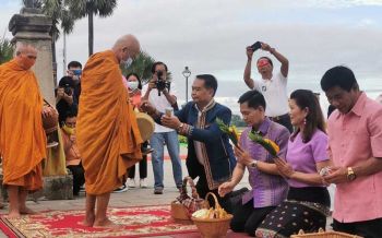 ชาวศรีสะเกษร่วมนุ่งผ้าไทยใส่บาตรสร้างเอกลักษณ์ส่งเสริมการท่องเที่ยว