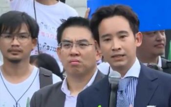 ‘พิธา’นำสส.ก้าวไกล คารวะม็อบบุกสภา ยื่นชื่อปชช.หนุนแก้รธน.ฉบับไอลอว์