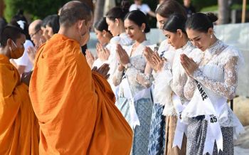 \'มิสยูนิเวิร์สไทยแลนด์ 2020\' ร่วมสืบสานสวม\'ผ้าไหมสมเด็จ\'ทำบุญใส่บาตรริมชายหาดหัวหิน