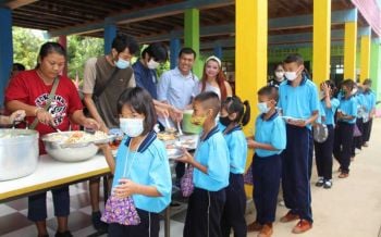 ชมรมพระเครื่องฯภาคตะวันตกจัดกิจกรรมเลี้ยงอาหารกลางวันแจกทุนเด็กนักเรียน