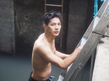 งานดี\'ฟลุ๊ค-พงศกร\'ถอดเสื้อโชว์แผงอก ลงคลองถ่ายซีนงมเหรียญ ใน \'เมค มันนี่ฯ\'