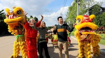 \'นีโน่\'เล่นใหญ่ แห่ขบวนสิงโต ซอกแซกบ้าน \'แม่โบว์\'ด้าน \'น้องมะลิ\'โชว์ท่าเต้นที่ \'ซาร่า\'ยังต้องอึ้ง!