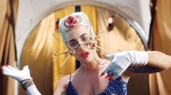 ‘Lady Gaga’ ผนึกกำลังกับผู้กำกับ ‘Tarsem Singh’  ปล่อย MV ‘911’สไตล์เซอร์เรียลหักมุม สร้างเสียงฮือฮา!