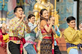 ‘เวียร์-เซฟฟานี่’ ออกสเต็ปเซิ้ง  ชวนชาวบ้านเต้นเพลง ‘เลิฟยู โคกอีเกิ้ง’