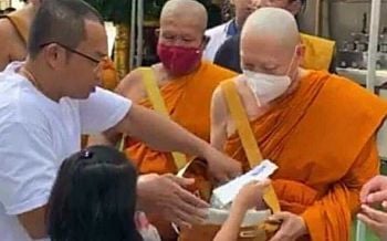 โปรดญาติโยม...\'พระจักรทิพย์\' ออกบิณฑบาตวันออกพรรษาวัดหงส์รัตนาราม