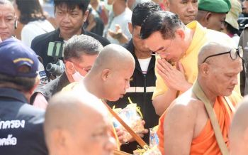 ‘อนุชา’นำชาวพิจิตร-นทท.ตักบาตรเทโว สืบทอดประเพณี-ดันท่องเที่ยวกระตุ้นศก.ชุมชน