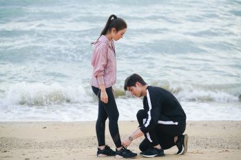 \'ต่อ\'เซอร์ไพรส์ ทำ\'แอฟ\'ใจสั่นคุกเข่าผูกเชือกรองเท้า ท่ามกลางบรรยากาศโรแมนติก