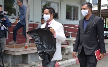\'ทนายรณรงค์\'ถือถุงดำบุกโรงพัก ขอหยอกอยากเล่นครอบหัวครูพี่เลี้ยง