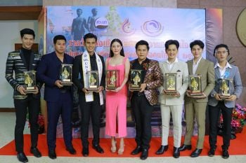 ‘เบนซ์-ปุณยาพร’ ควง ‘แตงโม-นิดา’ คว้ารางวัลยอดเยี่ยม ‘เณศไอยรา’ ประจำปี 2563