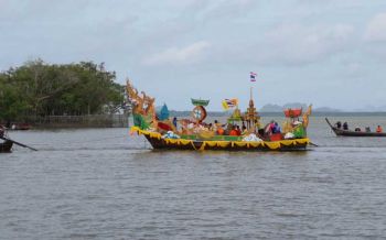 สุดเสียดาย! ขบวนเรือลากพระทางทะเลตรังหนึ่งเดียวในโลกเจอพายุฝนไปได้แค่ปากอ่าว
