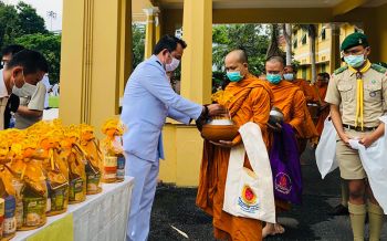 \'เสมา1\'นำผู้บริหารทำบุญตักบาตรถวายพระราชกุศล เนื่องในวันคล้ายวันสวรรคต\'ร.9\'