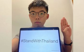 \'โจชัว หว่อง\'ชู3นิ้ว เป็นกำลังใจให้ชาวไทย ลั่น\'รัฐบาลเท่านั้นที่ควรกลัวประชาชน\'
