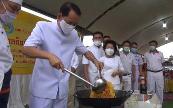 ผู้ว่าฯสงขลาลงมือผัดหมี่มงคลแจกคนมาเที่ยวงานเทศกาลถือศีลกินเจ