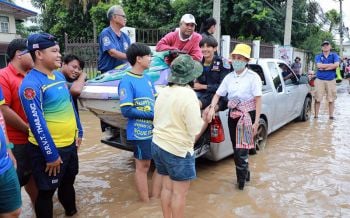 \'มาดามโอ๊ะ\'ออกหน่วย\'กศน.เพื่อประชาชน\' มอบถุงยังชีพช่วยเหลือผู้ประสบภัยปากช่อง