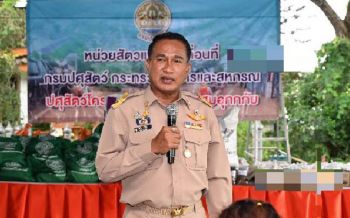 \'อธิบดีปศุสัตว์\'ลงพื้นที่ปากช่อง มอบหญ้าอาหารสัตว์พระราชทาน-ถุงยังชีพปศุสัตว์