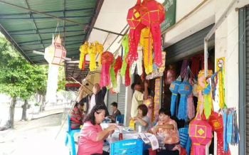 กลุ่มแม่บ้านทำ ‘โคมตุง’ ประเพณียี่เป็งต้อนรับเทศกาลลอยกระทง