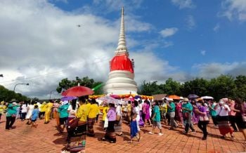 ชาวระยองห่มผ้าแดง ‘องค์พระเจดีย์’กลางน้ำ สืบสานประเพณีกว่า100ปี