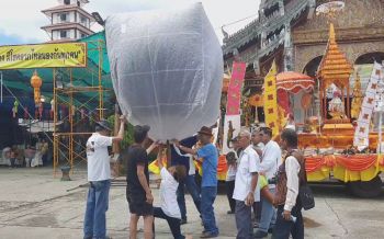 คึกคัก! ชาวพะเยาร่วมทำบุญตักบาตรปล่อยโคมในช่วงเทศกาล ‘ยี่เป็ง’