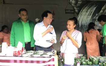 \'รมว.คลัง\'ลงพื้นที่ตรัง ตรวจเยี่ยมวิสาหกิจชุมชนผ้าทอนาหมื่นศรี