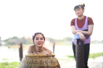 \'เอี๊ยม-วรรษพร\'โชว์เซ็กซี่จับผู้ชาย ในละคร\'หนี้เกียรติยศ\'