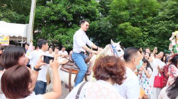 งานกฐินสุดอลังฯ ดาราดังร่วมบุญเพียบ!!! \'อั้ม-อธิชาติ\' นำขี่ม้าแห่กฐินรอบ\'เจดีย์มหาบูรพาจารย์\'วัดนิมิตโพธิญาณ จ.อุดรธานี